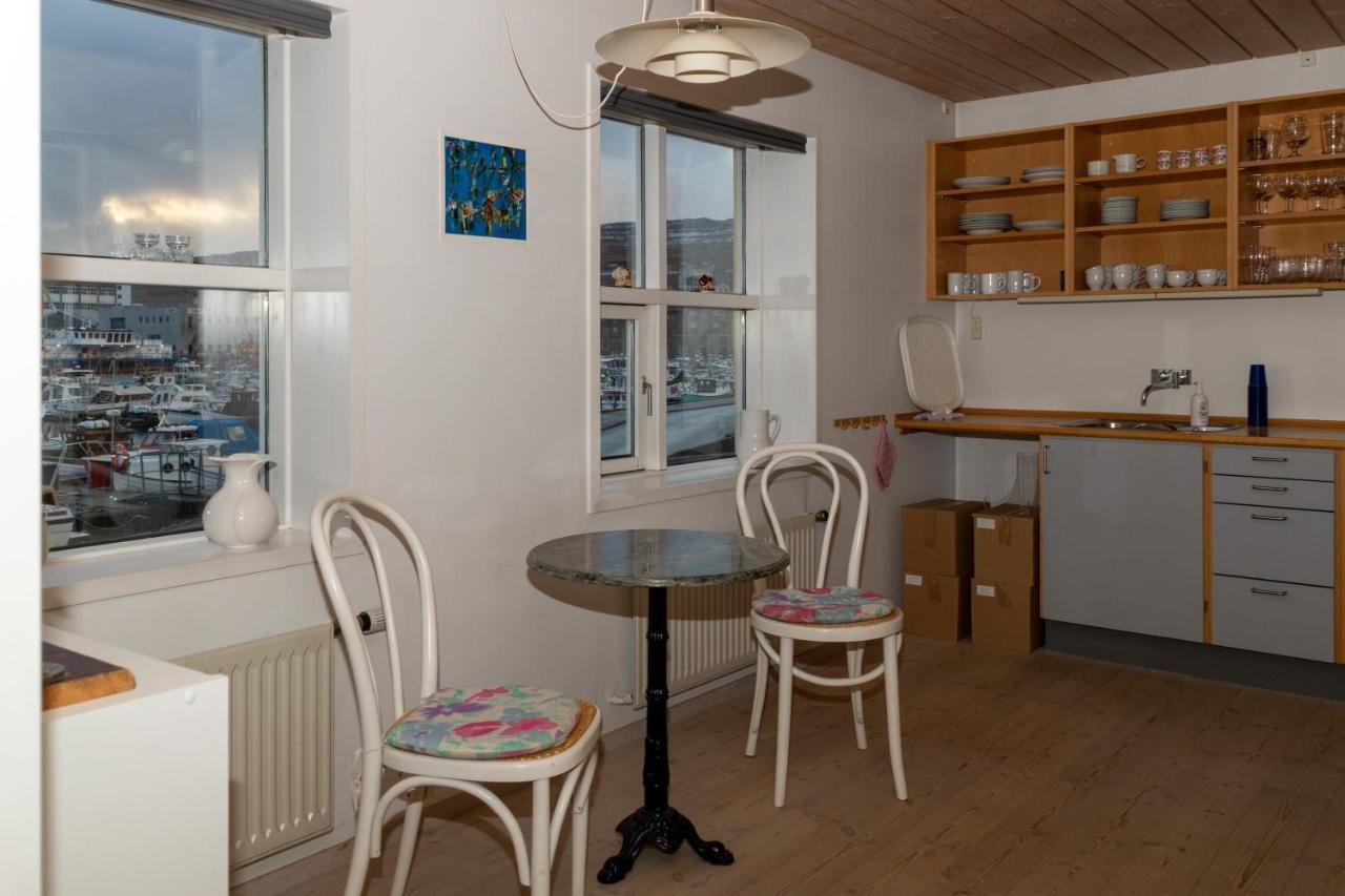 Guesthouse At The Boat Harbour Tórshavn Exterior foto